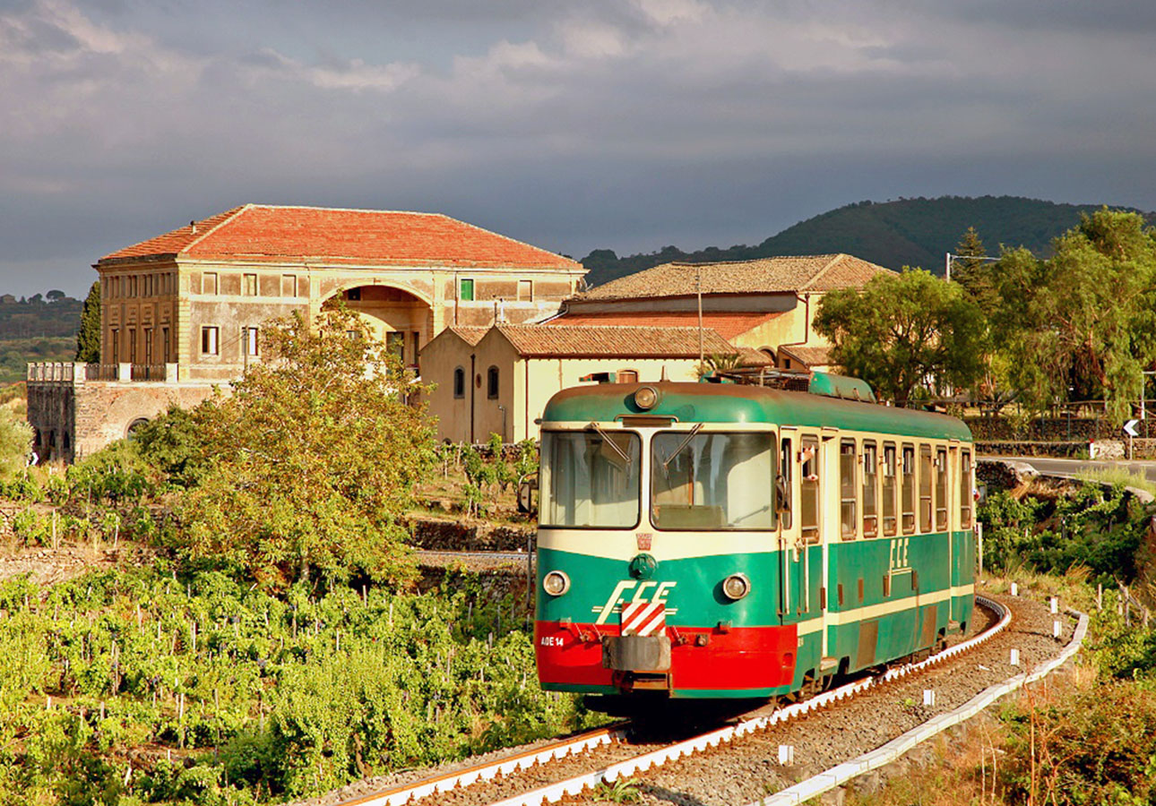 IGE Sizilien Schienenkreuzfahrt Mandelblte Eisenbahnreise Bahnreise tna - IGE Erlebnisreisen | (c) IGE Hendrik Bloem Ina Pilhfer Alba Incoming